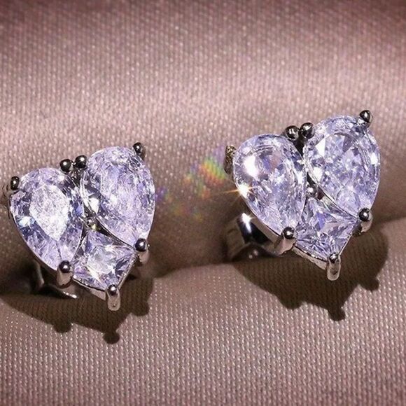 Beautiful Cubic Zirconia stud Earrings, Heart Shaped, NEW - Picture 1 of 4